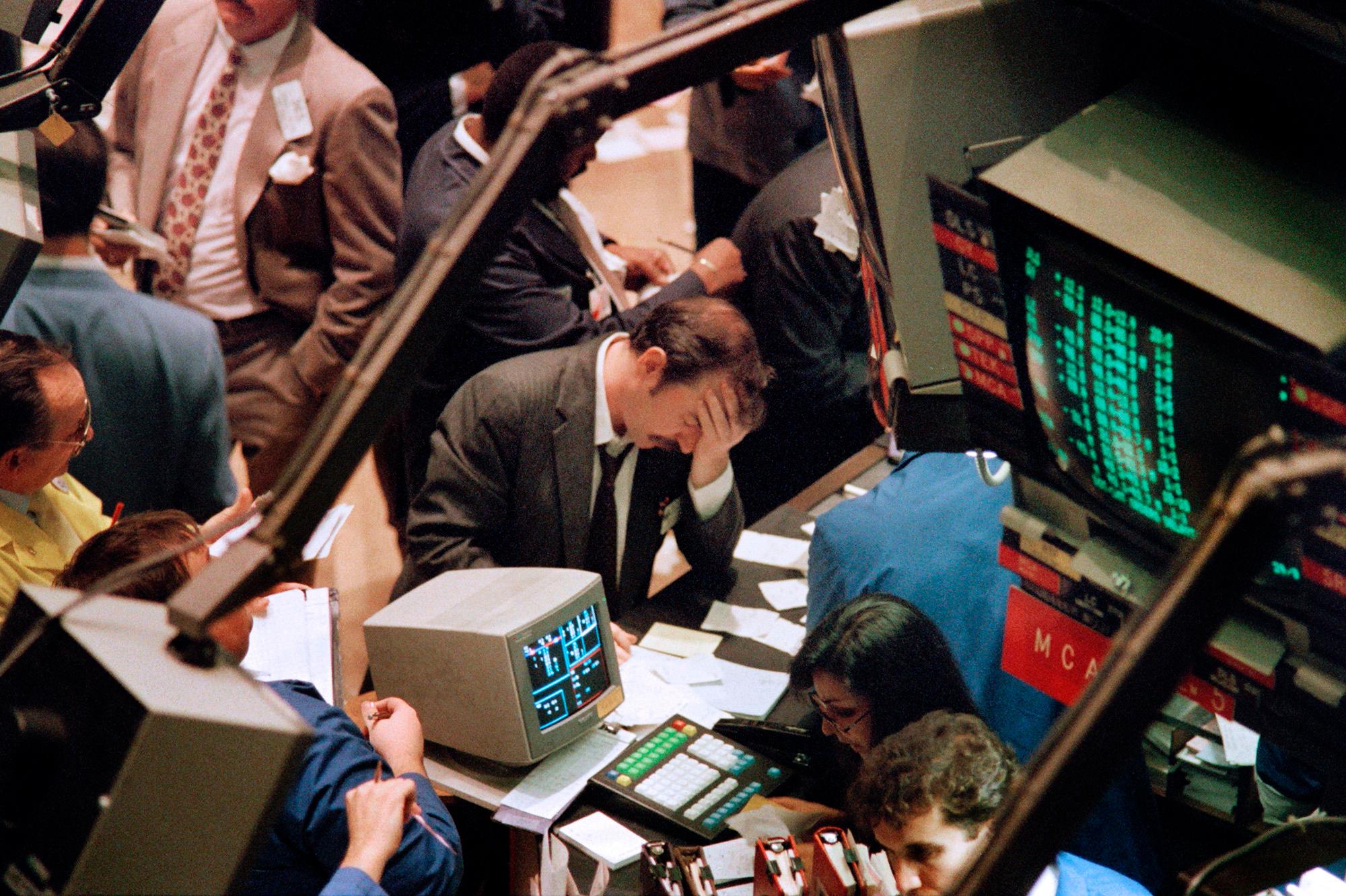 Cover Image for Market Bear Edwards Warns of Potential 1987-Style Stock Pullback